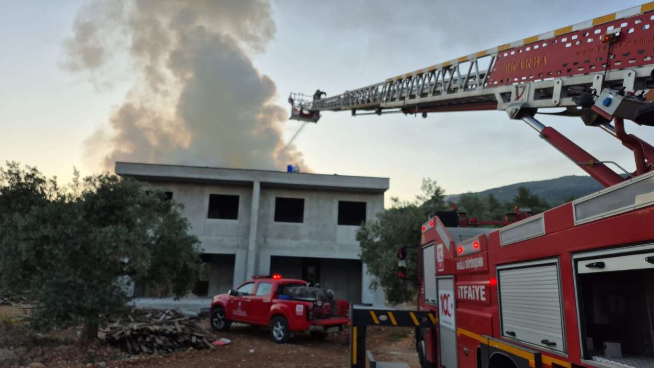 Muğla'da İnşaat Halindeki Evin Çatısında Yangın 5